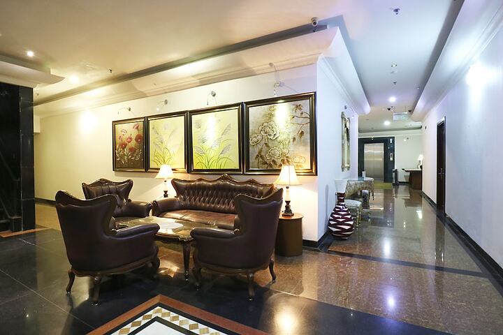 Lobby lounge