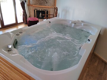 Deep soaking bathtub