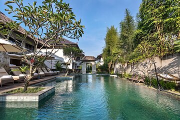 Poolside bar