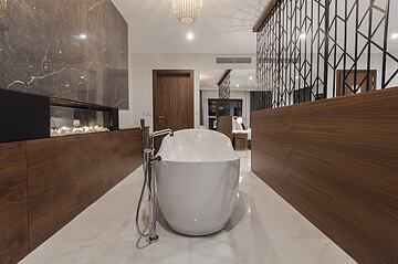 Deep soaking bathtub