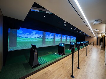 Indoor golf driving range