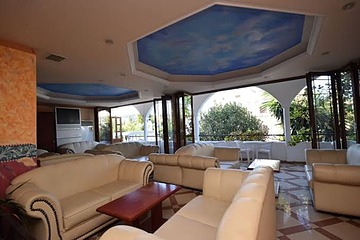 Lobby lounge