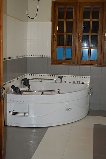 Jetted tub