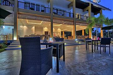 Poolside bar