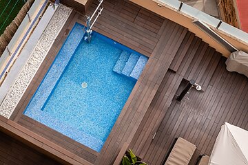 Indoor/outdoor pool