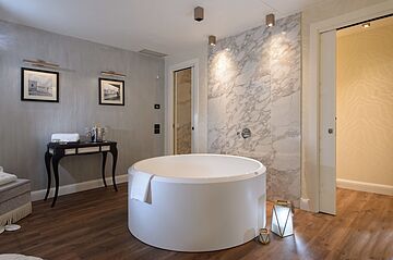 Private spa tub