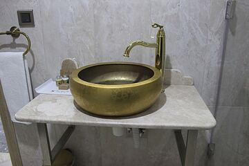 Bathroom sink