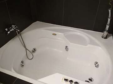 Jetted tub