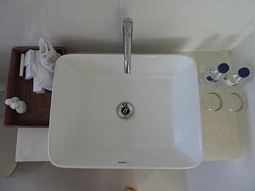 Bathroom sink