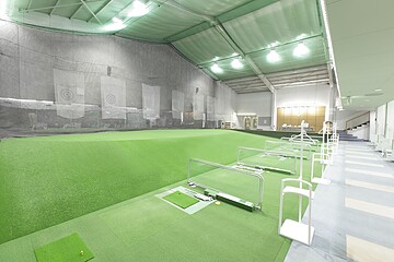 Indoor golf driving range