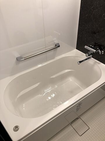 Deep soaking bathtub