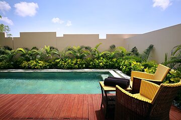 Indoor/outdoor pool