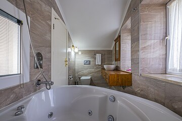 Jetted tub