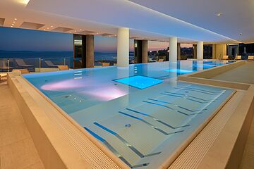 Indoor/outdoor pool