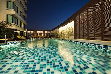 Indoor/outdoor pool