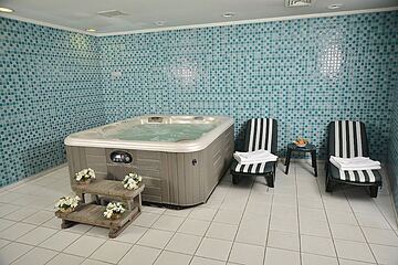 Indoor spa tub