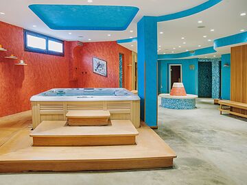 Indoor spa tub