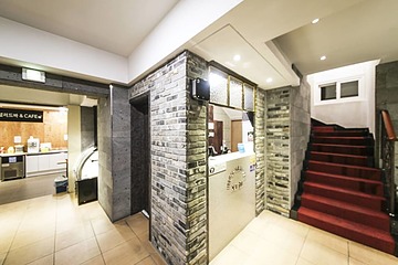 Check-in/check-out kiosk